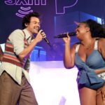 Harry Styles le da la bienvenida a Lizzo para un par de éxitos en Coachella Weekend 2