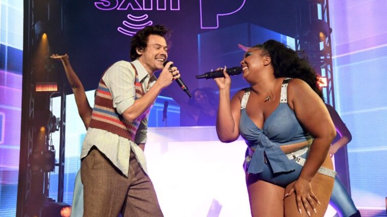 Harry Styles le da la bienvenida a Lizzo para un par de éxitos en Coachella Weekend 2