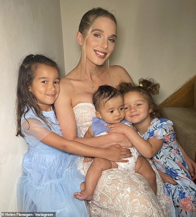 Bajo el clima: Helen Flanagan reveló que sus tres hijos, Matilda, seis, Delilah, tres, y su hijo Charlie, 13 meses, están enfermos de escarlatina.