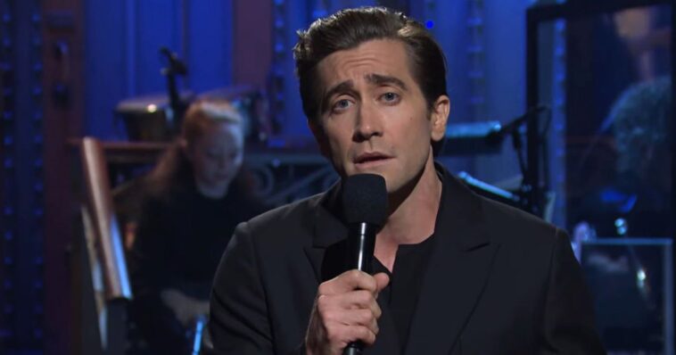 Jake Gyllenhaal interpreta la canción de Celine Dion durante el regreso de 'SNL': video