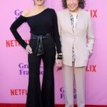 Coprotagonistas: Jane Fonda y Lily Tomlin se tomaron de la mano en la alfombra roja en el evento FYC para su serie de Netflix Grace And Frankie el sábado