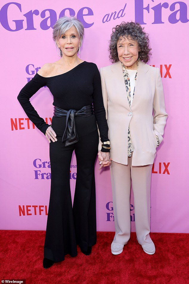 Coprotagonistas: Jane Fonda y Lily Tomlin se tomaron de la mano en la alfombra roja en el evento FYC para su serie de Netflix Grace And Frankie el sábado