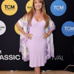 Perfección pastel: Jane Seymour salió con colores primaverales para una proyección de Somewhere In Time durante el TCM Classic Film Festival 2022 el sábado