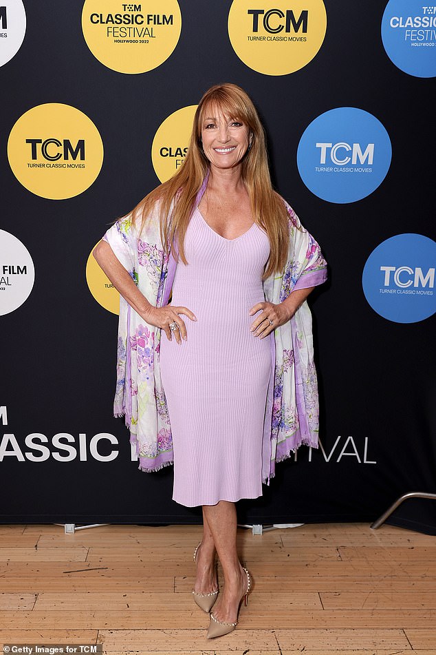 Perfección pastel: Jane Seymour salió con colores primaverales para una proyección de Somewhere In Time durante el TCM Classic Film Festival 2022 el sábado