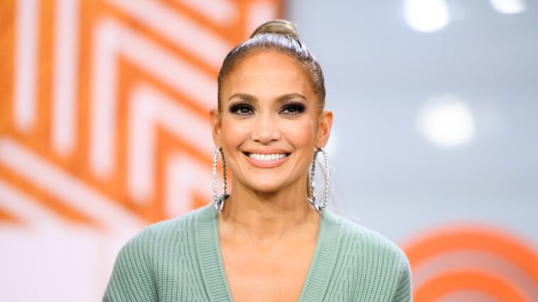 Jennifer Lopez combinó su overol negro básico con tacones de aguja