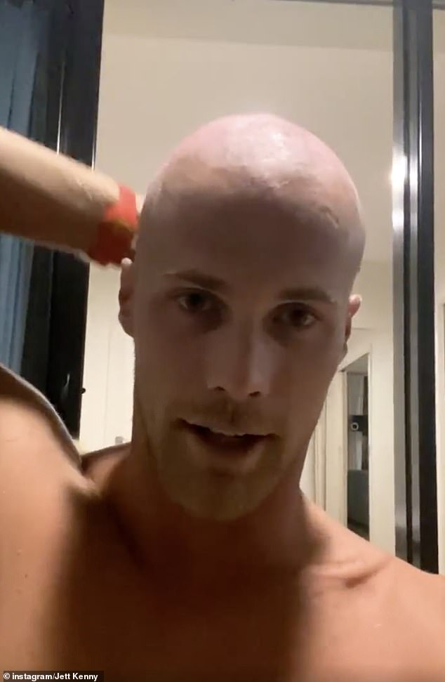 ¡Nuevo estilo!  Jett Kenny se veía completamente irreconocible mientras se afeitaba la cabeza con fines benéficos después de dejarse crecer una larga melena.