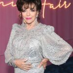 Natural: Dame Joan Collins acudió a Instagram el viernes para revelar que era una de las 'muchas' actrices de Hollywood que aún son naturales... después de que su amiga de toda la vida, Jane Seymour, afirmara que nunca se había sometido a una cirugía estética.