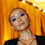 Kat Graham usó un vestido dramático con recortes y una abertura alta para una fiesta de los Grammy