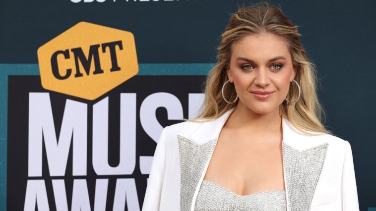 Kelsea Ballerini bloquea de forma remota el monólogo de los premios CMT después de dar positivo por COVID-19