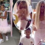 Khloé Kardashian y su hija True twin en Dior por su cumpleaños