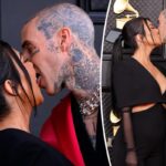 Kourtney Kardashian y Travis Barker se besan en los Grammy 2022