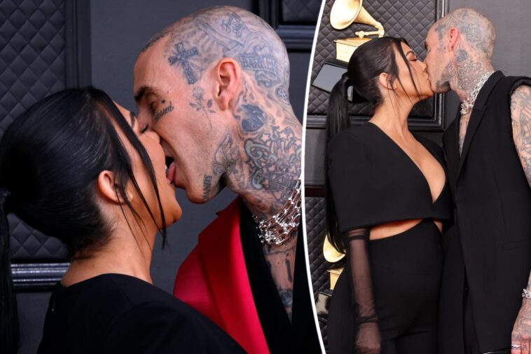 Kourtney Kardashian y Travis Barker se besan en los Grammy 2022