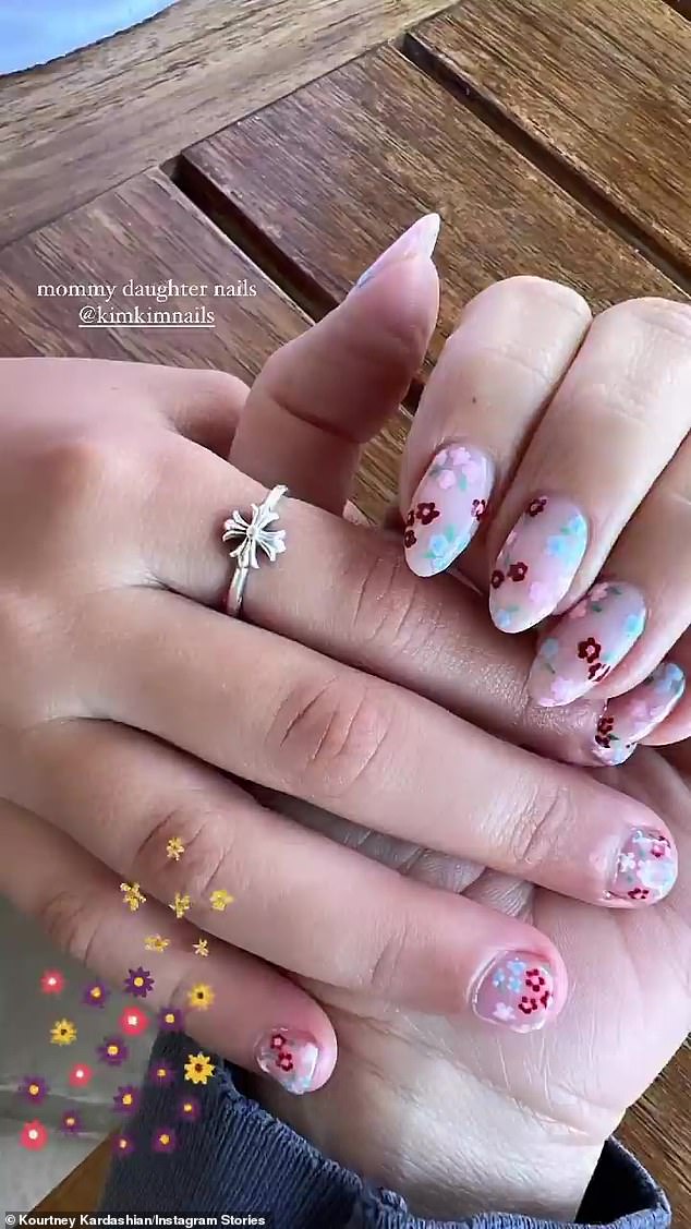 Lindo: Kourtney Kardashian, de 42 años, acudió a Instagram el viernes para compartir una linda foto de ella y su hija Penelope Disick, nueve, uñas inspiradas en Pascua.