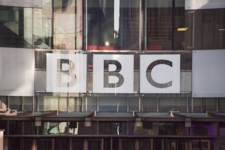 La BBC se enfrenta a una nueva disputa salarial por género: el sindicato y la red de mujeres de la BBC desafían la "discreción gerencial sobre los salarios"