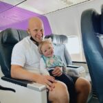 Viajes: la esposa de Gary Ablett Jr, Jordan, ha compartido una linda foto de su esposo y su hijo Levi, de tres años, mientras se dirigían juntos a Gold Coast a través de un vuelo de Virgin el domingo.