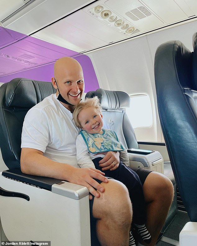 Viajes: la esposa de Gary Ablett Jr, Jordan, ha compartido una linda foto de su esposo y su hijo Levi, de tres años, mientras se dirigían juntos a Gold Coast a través de un vuelo de Virgin el domingo.