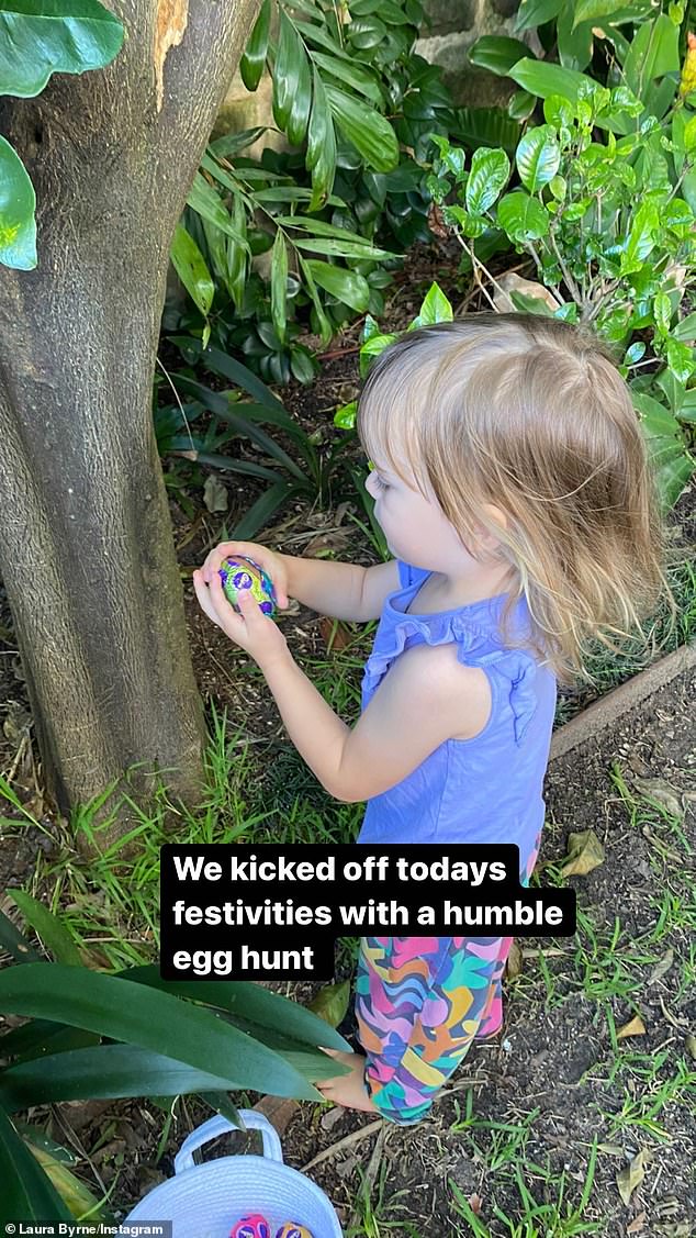 Relacionable: la ganadora de la licenciatura Laura Byrne tuvo un momento de mamá identificable el domingo cuando habló con su adorable hija Marlie-Mae, dos, (en la foto) para compartir sus huevos de Pascua