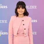 La manicura francesa de Selena Gomez completa su look de belleza monocromático