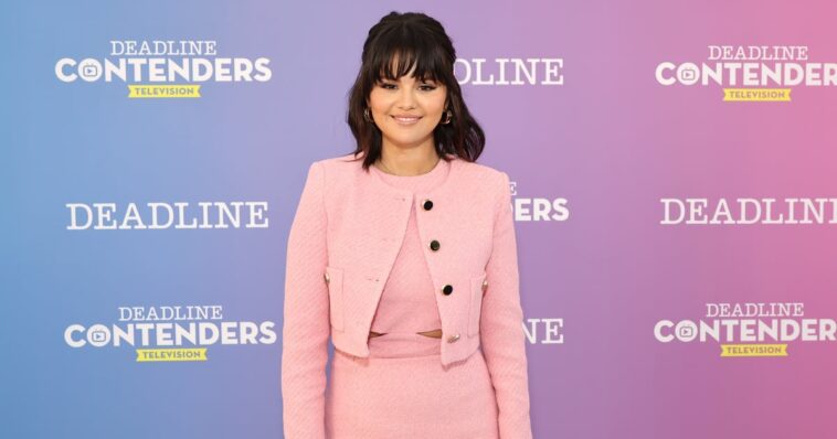 La manicura francesa de Selena Gomez completa su look de belleza monocromático