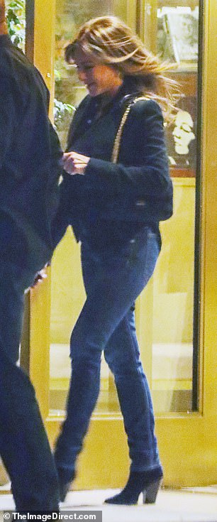 Reunidos: Jennifer Aniston y Courteney Cox tuvieron una reunión acogedora el martes por la noche mientras cenaban en Tower Bar en West Hollywood