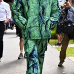 Extravagante: Lewis Hamilton, de 37 años, llamó la atención el jueves con una peculiar chaqueta verde estampada con pantalones a juego mientras recorría la pista australiana de F1 en Melbourne.