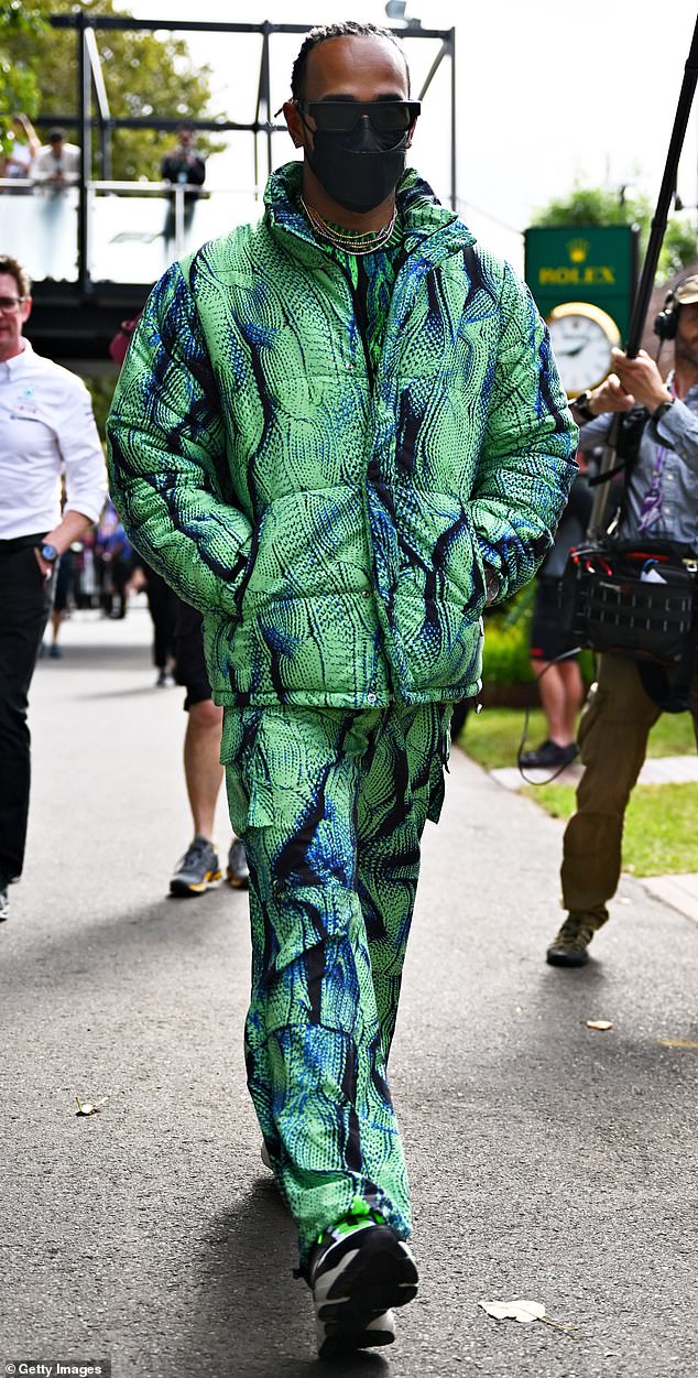 Extravagante: Lewis Hamilton, de 37 años, llamó la atención el jueves con una peculiar chaqueta verde estampada con pantalones a juego mientras recorría la pista australiana de F1 en Melbourne.