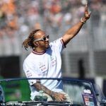 Confiado: Lewis Hamilton, de 37 años, enloqueció a los fanáticos cuando llegó al Gran Premio de Australia de F1 en Melbourne el domingo