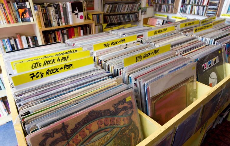 Los fanáticos del vinilo acuden a las paradas de récords del Reino Unido para el Record Store Day 2022