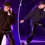 Los fanáticos se burlan de los pantalones de cuero de Justin Bieber durante los Grammy 2022