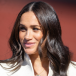 Meghan Markle acaba de salir con un mini vestido blanco y un llamativo labio rojo.