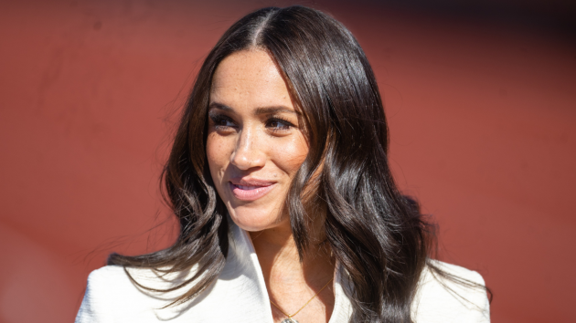 Meghan Markle acaba de salir con un mini vestido blanco y un llamativo labio rojo.