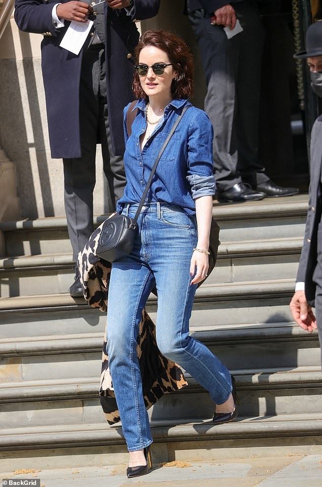 Increíble: Michelle Dockery se veía elegante mientras lucía un conjunto de mezclilla doble mientras disfrutaba del sol en Londres el sábado.