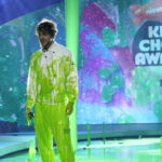 Mira a Jack Harlow interpretar un popurrí y adelgazar en los Kids Choice Awards