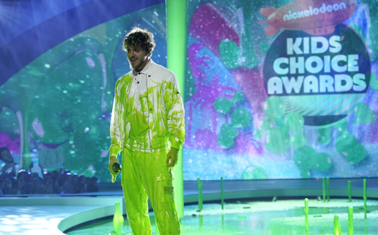 Mira a Jack Harlow interpretar un popurrí y adelgazar en los Kids Choice Awards
