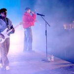 Mira a Omar Apollo unirse a Daniel Caesar en Coachella 2022 para interpretar 'Invencible'