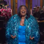 Mire a Lizzo abordar los rumores de embarazo de Chris Evans en el monólogo de apertura de 'SNL'