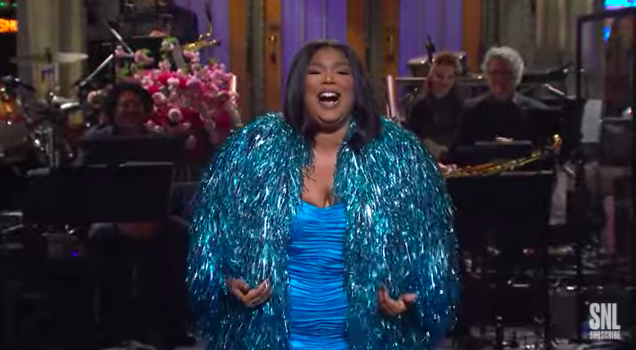 Mire a Lizzo abordar los rumores de embarazo de Chris Evans en el monólogo de apertura de 'SNL'