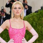 Nicola Peltz Beckham demuestra que las uñas con baño de leche son una manicura nupcial atemporal