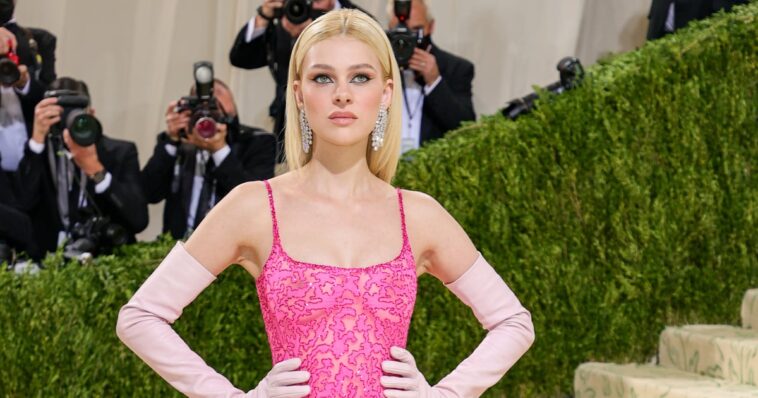 Nicola Peltz Beckham demuestra que las uñas con baño de leche son una manicura nupcial atemporal