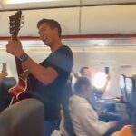 Pasajeros de avión cantan canciones cristianas a toda la cabina mientras están en el aire