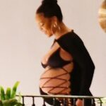 Ella está esperando: la creciente barriga de bebé de Rihanna volvió a mostrarse por completo mientras cenaba en su Barbados natal el domingo por la noche.