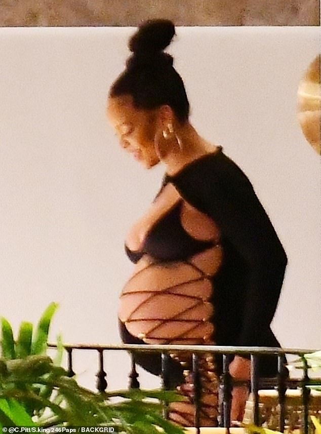 Ella está esperando: la creciente barriga de bebé de Rihanna volvió a mostrarse por completo mientras cenaba en su Barbados natal el domingo por la noche.