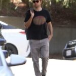 Discreto: Robert Pattinson, de 35 años, mostró una figura informal el sábado mientras paseaba por Los Ángeles después de disfrutar de una fiesta de fin de semana con amigos.