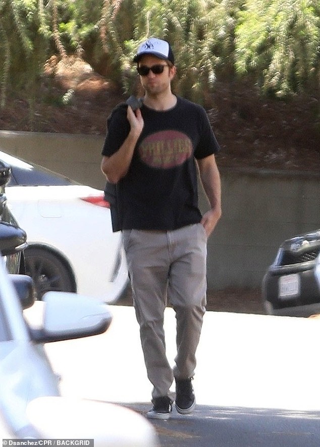 Discreto: Robert Pattinson, de 35 años, mostró una figura informal el sábado mientras paseaba por Los Ángeles después de disfrutar de una fiesta de fin de semana con amigos.