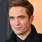 Robert Pattinson se entusiasmó tanto con Batman que su amigo, Eddie Redmayne, no lo reconoció