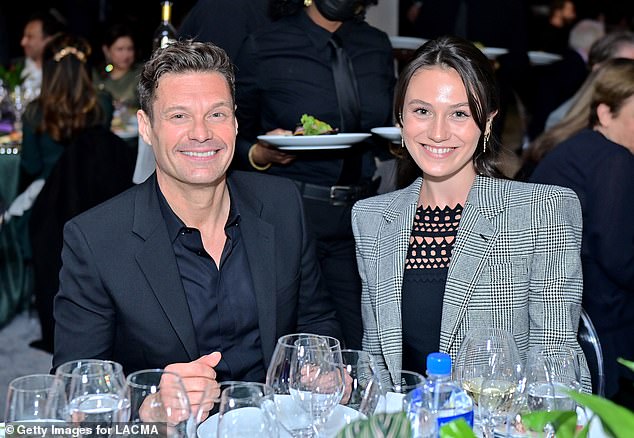 Fuerte: Ryan Seacrest salió con su novia mucho más joven, Aubrey Paige, el sábado por la noche para asistir a la Gala del Comité de Coleccionistas de LACMA 2022 en Los Ángeles