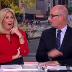 Nuevo talento sorpresa: Samantha Armytage, de 45 años, (en la foto a la izquierda con su ex coanfitrión de Sunrise, David 'Kochie' Koch) debutó con su talento vocal sorpresa en la fiesta anual de Pascua de Skye Leckie en las Tierras Altas del Sur el Viernes Santo de esta semana.