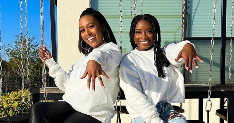 Simone Biles coincide con su amiga Kayla Simone en "Novia" Suéteres y Anillos de Compromiso