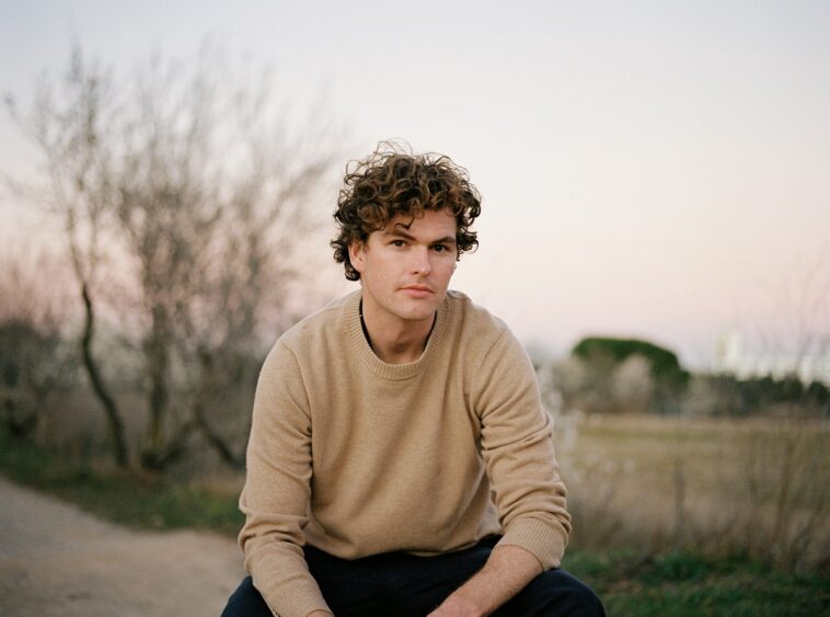 Vance Joy interpreta a Matchmaker en el video del nuevo sencillo 'Clarity'