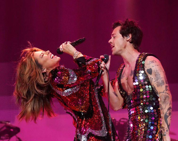 Vea el dúo de Harry Styles con Shania Twain y el debut de nuevas canciones en Coachella